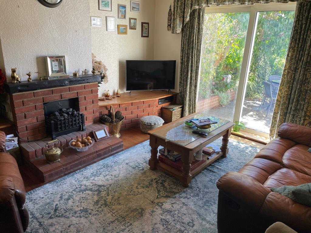 Lot: 106 - THREE-BEDROOM HOUSE FOR REFURBISHMENT - Living room